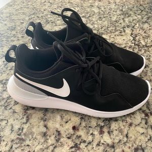 WOMEN'S NIKE ATHLETIC SHOES